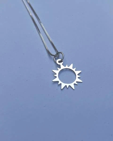 Colar minimalista Apolo Pingente de Sol